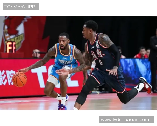 重庆足球队与武汉足球队赛后复盘分析精彩配合与战术对决