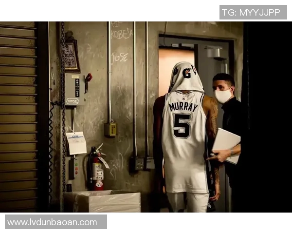 德章泰穆雷带领球队奋勇争先展现出色篮球才华与领导力