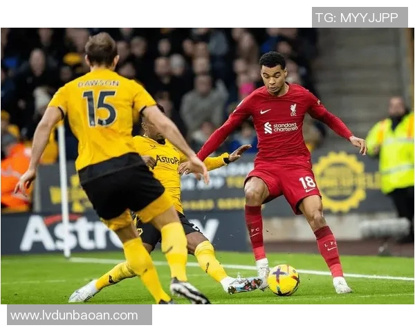 狼队错失良机利物浦门前踢飞引发球迷热议