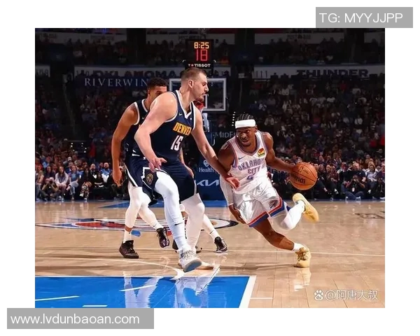 雷霆与勇士常规赛交锋精彩回顾双方球员表现引人关注