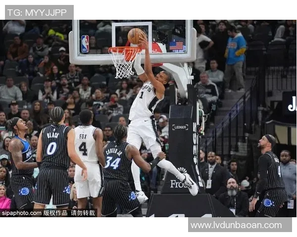 勇士与马刺激战正酣NBA赛场精彩瞬间回顾与分析