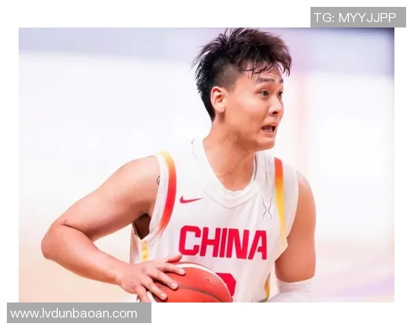 赵睿带领中国男篮奋勇拼搏展现青春力量与团队精神的精彩瞬间